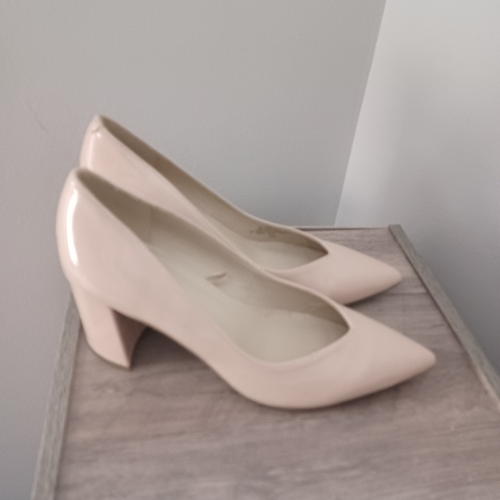 Marc Fisher Caitlin Tan Block Heel Sz 6